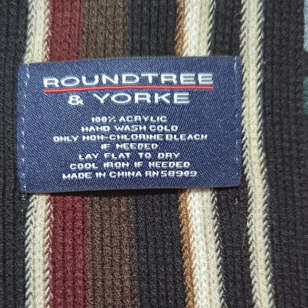 Roundtree & Yorke stylish scarf